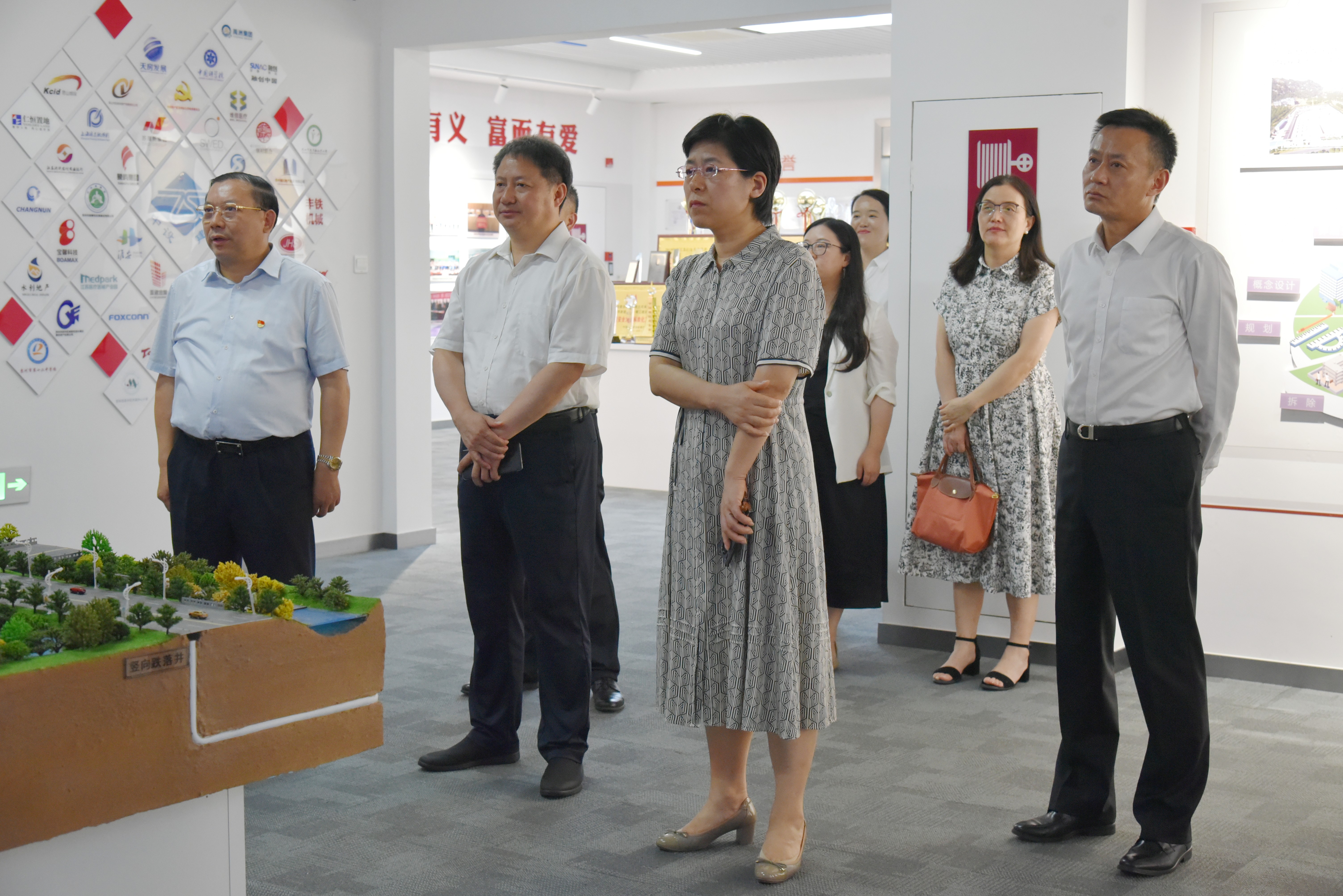【快訊】江蘇省委統戰部副部長(cháng)徐東海一行蒞臨集團公司調研指導 【快訊】江蘇省委統戰部副部長(cháng)徐東海一行蒞臨集團公司調研指導